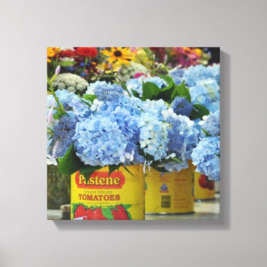 Hydrangeas en bloemen, vers, in tomatenkans canvas afdruk (Voorkant)