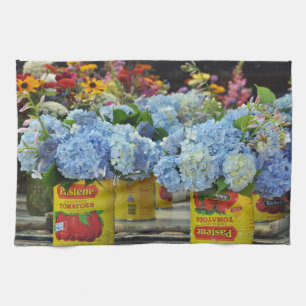 Hydrangeas en bloemen, vers, in tomatenkans theedoek