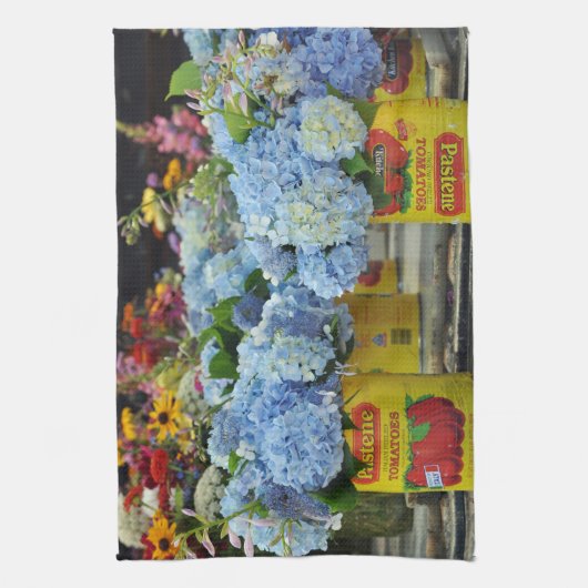 Hydrangeas en bloemen, vers, in tomatenkans theedoek (Verticaal)