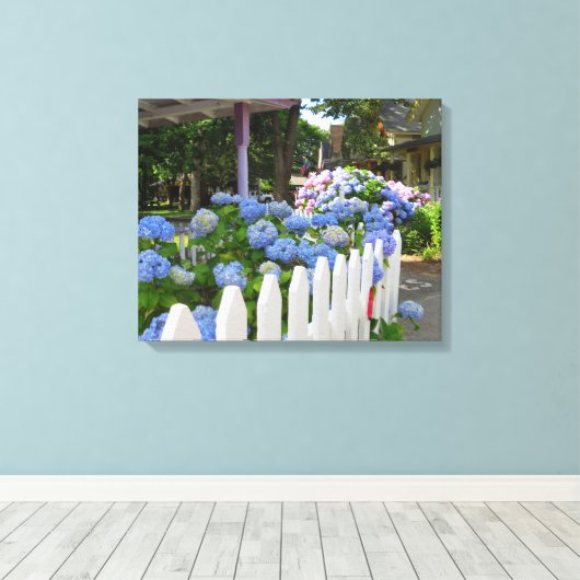 Hydrangeas en Picket Fence - Martha's wijngaard Canvas Afdruk (Insitu (Houten vloer))