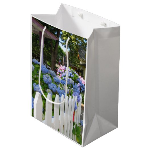 Hydrangeas en Picket Fence - Martha's wijngaard Medium Cadeauzakje (Voorkant Gekanteld)