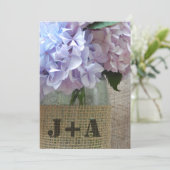 Hydrangea's in een moeraspot met een heupbruiloft kaart (Staand voorkant)