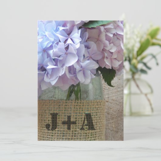 Hydrangea's in een moeraspot met een heupbruiloft kaart (Staand voorkant)