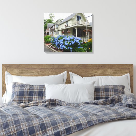 Hydrangeas op de binnenplaats van Martha Canvas Afdruk (Insitu (Slaapkamer))