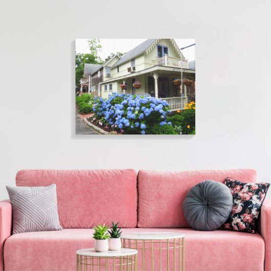 Hydrangeas op de binnenplaats van Martha Canvas Afdruk (Insitu (Woonkamer))