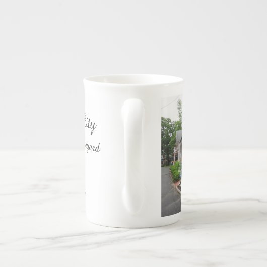 Hydrangeas op de binnenplaats van Martha Porselein Kop (Achterkant)