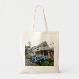 Hydrangeas op de binnenplaats van Martha Tote Bag