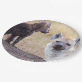 Hyena met jonge papieren bordje (Gekanteld)