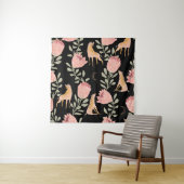 Hyena & Protea: zwarte achtergrond naadloos Wandkleed (In situ)