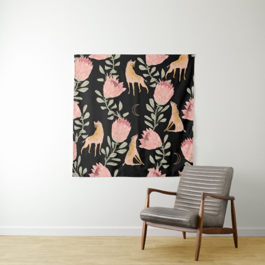 Hyena & Protea: zwarte achtergrond naadloos Wandkleed (In situ)