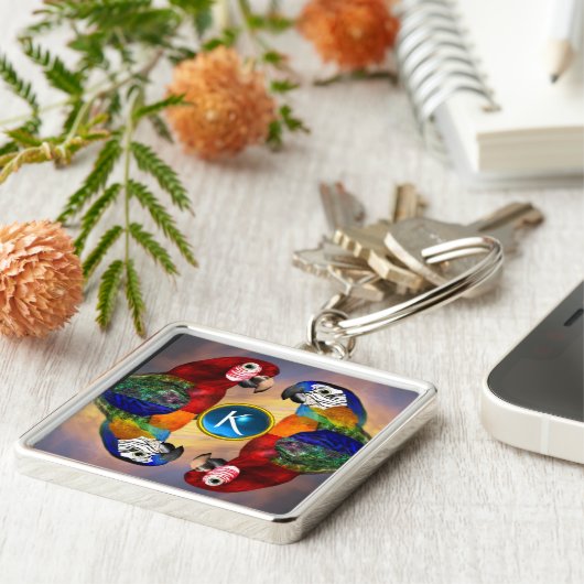 HYPER PARROTS/RED EN BLAUWE ARA GEMSTONE MONOGRAM SLEUTELHANGER (Zijkant)