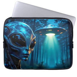 Hyper Realistic Alien en UFO in het bos Laptop Sleeve