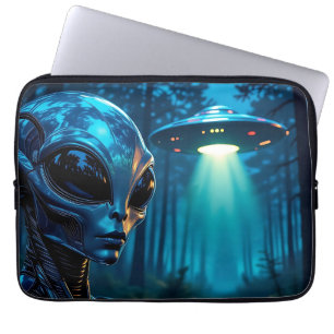 Hyper Realistic Alien en UFO in het bos Laptop Sleeve