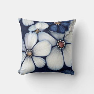 Hyperrealistische bloemstijl met marineblauwe bloe kussen