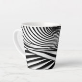 Hypnotische zwart-wit spiraal illusie kunst latte mok (Linkerhoek)