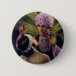 Hypnotist hypnotiseert jonge vrouw..vintage! ronde button 5,7 cm