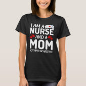 I am a mom and a nurse nothing scares me t-shirt (Voorkant)