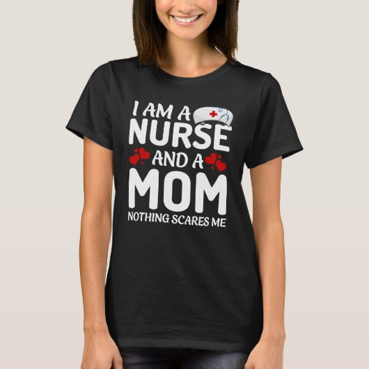 I am a mom and a nurse nothing scares me t-shirt (Voorkant)