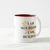 I Am Building | Affirmation Mug for Women Tweekleurige Koffiemok (Voorkant rechts)