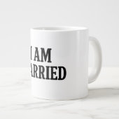 I Am Married Funny - cadeau voor koppels Grote Koffiekop (Voorkant rechts)