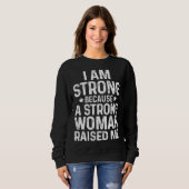 I Am Strong Because A Strong Woman Raised Me Mothe Trui (Voorkant volledig)