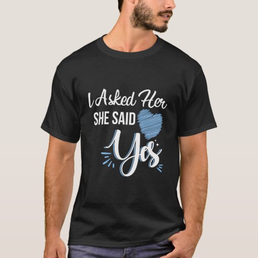 I Asked Her & She Said Yes Romantic Couples Engage T-shirt (Voorkant)