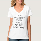 **I BEN EEN TEENAGE TWIN EN IK BEN DE SLIMME." T-SHIRT (Voorkant)