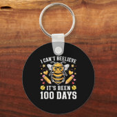 I Can't Believe Its Been 100 Days Funny Bee 100th Sleutelhanger (Voorkant)