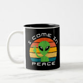 I Come In Peace Alien Space Tweekleurige Koffiemok (Links)
