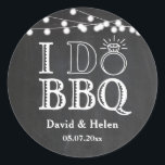 I DO BBQ Chalkboard Bruiloft Verloving Barbecue Ronde Sticker<br><div class="desc">IK DOE BBQ Krijtbord Bruiloft Verloving Barbecue Classic Ronde Sticker. Klik voor verdere aanpassingen op de knop "Aanpassen" en gebruik onze ontwerptool om deze sjabloon aan te passen.</div>