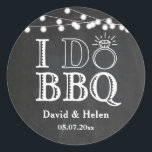 I DO BBQ Chalkboard Bruiloft Verloving Barbecue Ronde Sticker<br><div class="desc">IK DOE BBQ Krijtbord Bruiloft Verloving Barbecue Classic Ronde Sticker. Klik voor verdere aanpassingen op de knop "Aanpassen" en gebruik onze ontwerptool om deze sjabloon aan te passen.</div>