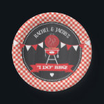 I DO BBQ Couples Wedding Verloving Red Chalkboard Papieren Bordje<br><div class="desc">Dit ontwerp is voorzien van een grill- en hartgrafiek op een rood gingham en een zwart karton. Klik de aanpassingsknoop voor meer flexibiliteit in het wijzigen van de tekst of het bewegen van de grafiek! De variaties van dit ontwerp en de coördinerende producten zijn beschikbaar in onze winkel, zazzle.com/store/doodlelulu. Neem...</div>