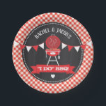 I DO BBQ Couples Wedding Verloving Red Chalkboard Papieren Bordje<br><div class="desc">Dit ontwerp is voorzien van een grill- en hartgrafiek op een rood gingham en een zwart karton. Klik de aanpassingsknoop voor meer flexibiliteit in het wijzigen van de tekst of het bewegen van de grafiek! De variaties van dit ontwerp en de coördinerende producten zijn beschikbaar in onze winkel, zazzle.com/store/doodlelulu. Neem...</div>