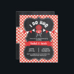 I DO BBQ Koppels Douche Red Gingham op Chalkboard<br><div class="desc">Dit "I DO BBQ" ontwerp heeft een schattige kleine barbecue grill op een rode gingham en krijtbord achtergrond. Klik op de knop Aanpassen voor meer opties voor het toevoegen van uw eigen aangepaste tekst! Variaties van dit ontwerp, extra kleuren en coördinerende producten zijn beschikbaar in onze winkel, zazzle.com/doodlelulu*. Neem contact...</div>