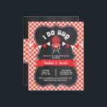 I DO BBQ Koppels Douche Red Gingham op Chalkboard<br><div class="desc">Dit "I DO BBQ" ontwerp heeft een schattige kleine barbecue grill op een rode gingham en krijtbord achtergrond. Klik op de knop Aanpassen voor meer opties voor het toevoegen van uw eigen aangepaste tekst! Variaties van dit ontwerp, extra kleuren en coördinerende producten zijn beschikbaar in onze winkel, zazzle.com/doodlelulu*. Neem contact...</div>