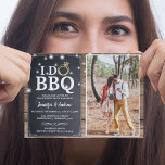 'I DO BBQ' Rustic Photo Engagement Party Kaart<br><div class="desc">Een simpele uitnodiging van de Engagement party 'I DO BBQ' met een houten achtergrond,  een  krijtbord,  snaarsproeiers,  een foto van het stel,  een gouden diamantring en een elegante sjabloon die gemakkelijk aan te passen is. Ook geschikt voor paar douches,  bruiloft,  repetitieve diners en vrijgezellenfeesten.</div>