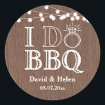 I DO BBQ Rustic Wedding Engagment Barbecue Ronde Sticker<br><div class="desc">IK DOE BQ Rustic Wedding Engagment Barbecue Classic Round Sticker. Voor verdere aanpassing,  te klikken gelieve de knoop "van de Aanpassing het"en ons ontwerphulpmiddel te gebruiken om deze sjabloon te wijzigen.</div>