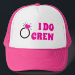 I Do Crew | She Do Crew Bachelorette Bruid Goed  Trucker Pet<br><div class="desc">Retro jaren zeventig typografie thema bruid-to-be bruidsmeisjes meisjes ontwerp voor koele bruids douche,  bachelorette lente zomer feest. Met 'I Do Crew' bericht,  grappige bachelorette bruid zin ontwerp met roze hart verlovingsring trouwring. Modern chic retro bachelorette meisjes ontwerp.</div>