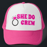 I Do Crew | Ze Doet Crew Bruidsfeest Geschenken Trucker Pet<br><div class="desc">Retro jaren zeventig typografie thema bruid-tot-zijn bruidsmeisjes meisjes ontwerp voor koele bruids douche,  vrijgezellenfeest lente zomer feest. Met 'Ze Doet Crew' bericht,  grappig vrijgezellenfeest bruid zin ontwerp met roze hart verlovingsring trouwring. Modern chic retro vrijgezellenfeest meisjes ontwerp.</div>