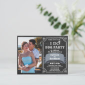 I DO Verloving Foto Zwart Chalkboard BBQ Party Uitnodiging Briefkaart (Staand voorkant)
