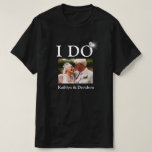 I DO Verloving Ring Couple Photo Name Minimal T-shirt<br><div class="desc">Ik doe Verloving Ring Couple's Photo and Names minimalist Happy and Fun T-Shirt. Viel je speciale evenement met deze schattige T-Shirt. Alle teksten zijn vooraf geregeld zodat u snel en gemakkelijk kunt veranderen met uw eigen details.</div>