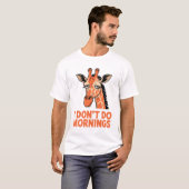 I Don’t Do Mornings – Funny Sleepy Giraffe Coffee  T-shirt (Voorkant volledig)