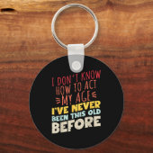 I Don't Know How To Act My Age Funny Old Birthday  Sleutelhanger (Voorkant)