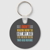 I Don't Know How To Act My Age Funny Old Birthday  Sleutelhanger (Voorkant)