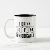 I Drink Coffee Periodically Tweekleurige Koffiemok (Links)
