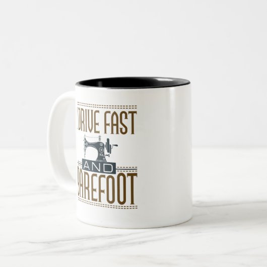 I Drive Fast and Barefoot  Sewing Machine Tweekleurige Koffiemok (Voorkant links)