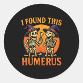 I Found This Humerus Halloween Skeleton Joke  Ronde Sticker (Voorkant)