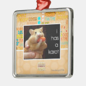 I heeft een karot metalen ornament (Links)