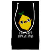 I Juice Can't Concentrate Funny Lemon Pun Dark BG Klein Cadeauzakje (Voorkant)
