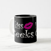 I Kiss Geeks Tweekleurige Koffiemok (Voorkant links)